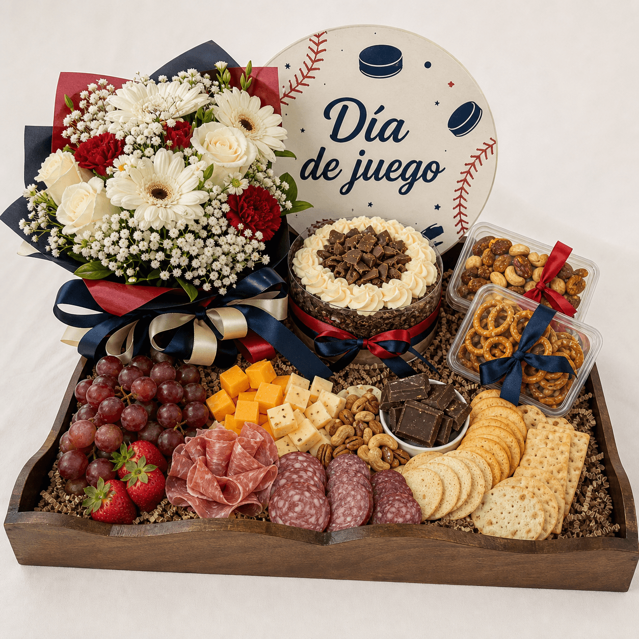 Bandeja Chicago Game Day con flores, pastel de chocolate y charcutería